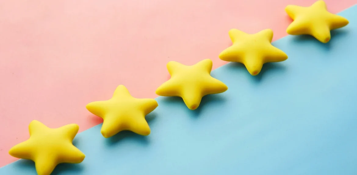 Fünf gelbe Sterne als Symbol für Bewertung und Qualität.