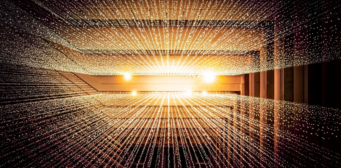 Abstrakte Lichtströme strahlen von einem zentralen Punkt aus – symbolisch für Datenfluss, digitale Vernetzung und datengetriebene Unternehmen.